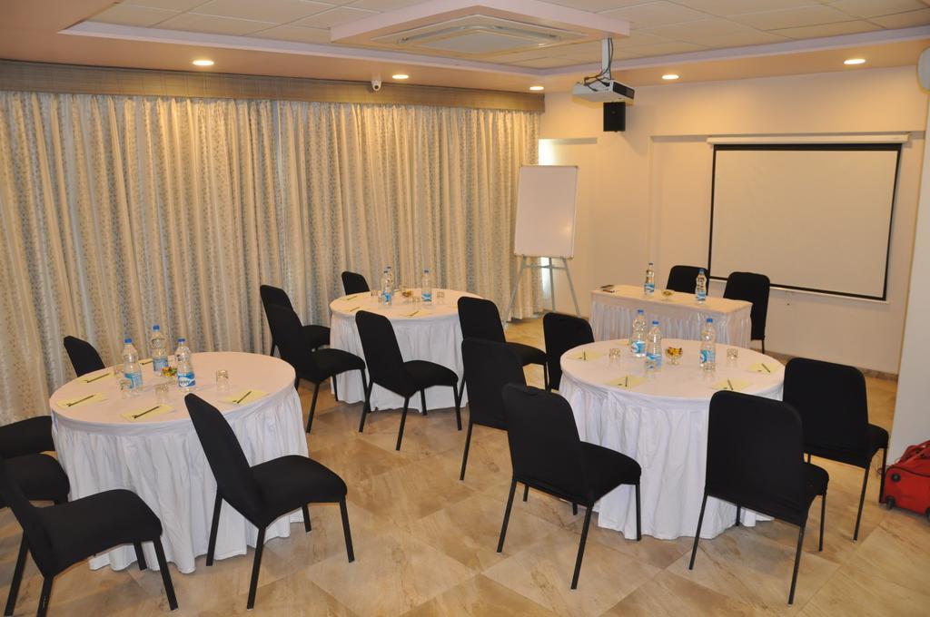 Hotel Green Olive Aurangabad  Buitenkant foto