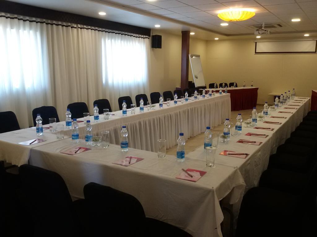 Hotel Green Olive Aurangabad  Buitenkant foto